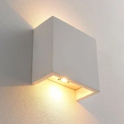 Lindby Anneke - kantet LED væglampe af gips