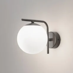 Domiluce Aurora væglampe, sort, glas, 17 cm høj, kugle, E14