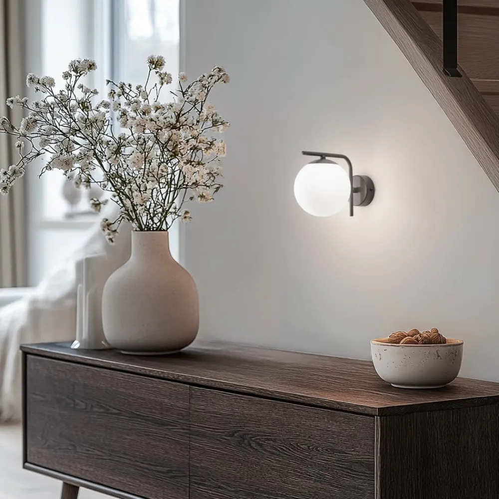 Domiluce Aurora væglampe, sort, glas, 17 cm høj, kugle, E14