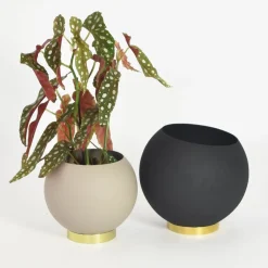 AYTM Globe urtepotte, Ø 21 cm, sort, aluminium, stål