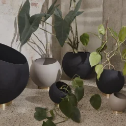 Globe urtepotte, Ø 43 cm, sort, aluminium, stål^AYTM Hot