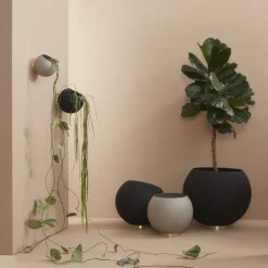 AYTM Møbel Og Interiør>Globe vægblomsterkrukke, Ø 21 cm, sort, aluminium