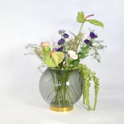 AYTM Vase Globe, Ø 17 cm, røggrå / guld, glas, stål