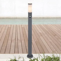 Globo Gadebelysning>Boston stibelysning, højde 110 cm, med sensor