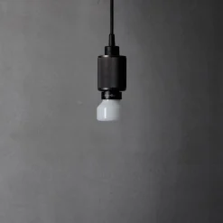 LED-pære E27 5W opal 2.700K dæmpbar^Buster + Punch New