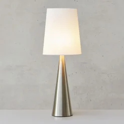 Markslöjd Conus bordlampe med offwhite skærm, nikkel