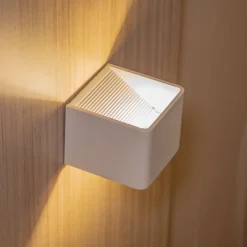 Näve Cube LED-væglampe, batteri, magnetisk, hvid
