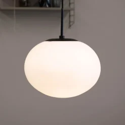 Dyberg Larsen Pendellamper>Princess hængelampe, opal/sort, Ø 28 cm