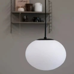 Dyberg Larsen Pendellamper>Princess hængelampe, opal/sort, Ø 28 cm