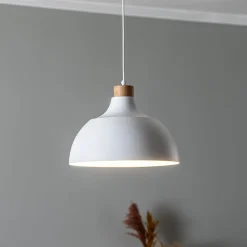 Envostar Kaitt hængelampe, hvid, Ø 34 cm, trædetaljer