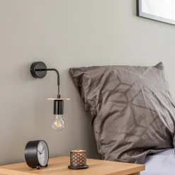 Yorik væglampe, sort/lys træ^Envostar Discount