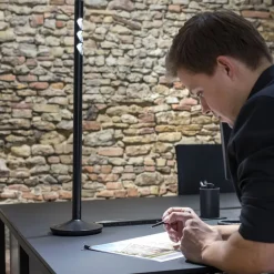 Lucy LED-bordlampe med fod, sort 840^ERCO Online