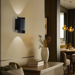 Euluna Isotta væglampe, halvrund, sort