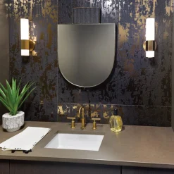 Quintiesse Facet Single LED-væglampe til bad 3.000 K, messing