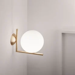 IC C/W1 væglampe, børstet messing^FLOS Hot