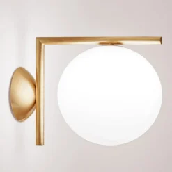 IC C/W1 væglampe, børstet messing^FLOS Hot