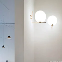 IC C/W1 væglampe, børstet messing^FLOS Hot