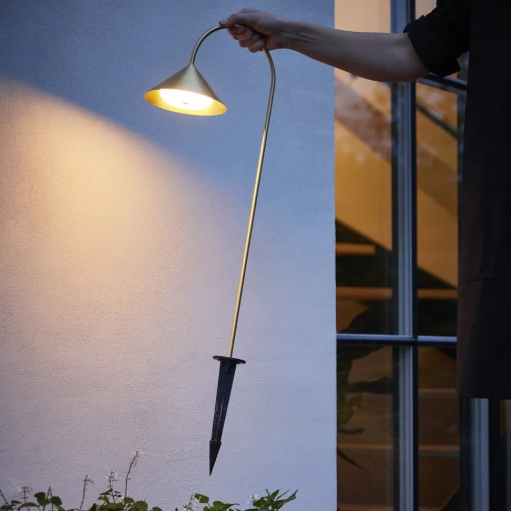 FRANDSEN Udendørs Spot>lampe med jordspyd Grasp, messingfarvet, højde 82 cm