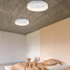 Trio Lighting Girona LED-loftlampe med fjernbetjening, hvid