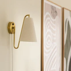 Globen Lighting væglampe Lou Bouclé, hvid/messing, stof