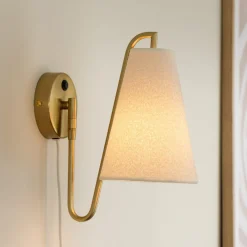 Globen Lighting væglampe Lou Bouclé, hvid/messing, stof