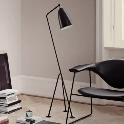 GUBI Gräshoppa trefods gulvlampe, sort