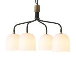 GUBI Lysekrone Howard 4-lys Ø 66 cm gunmetal/hvid