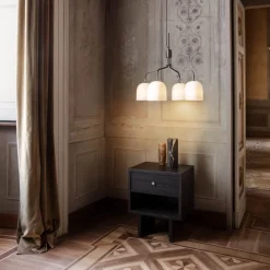 GUBI Lysekrone Howard 4-lys Ø 66 cm gunmetal/hvid