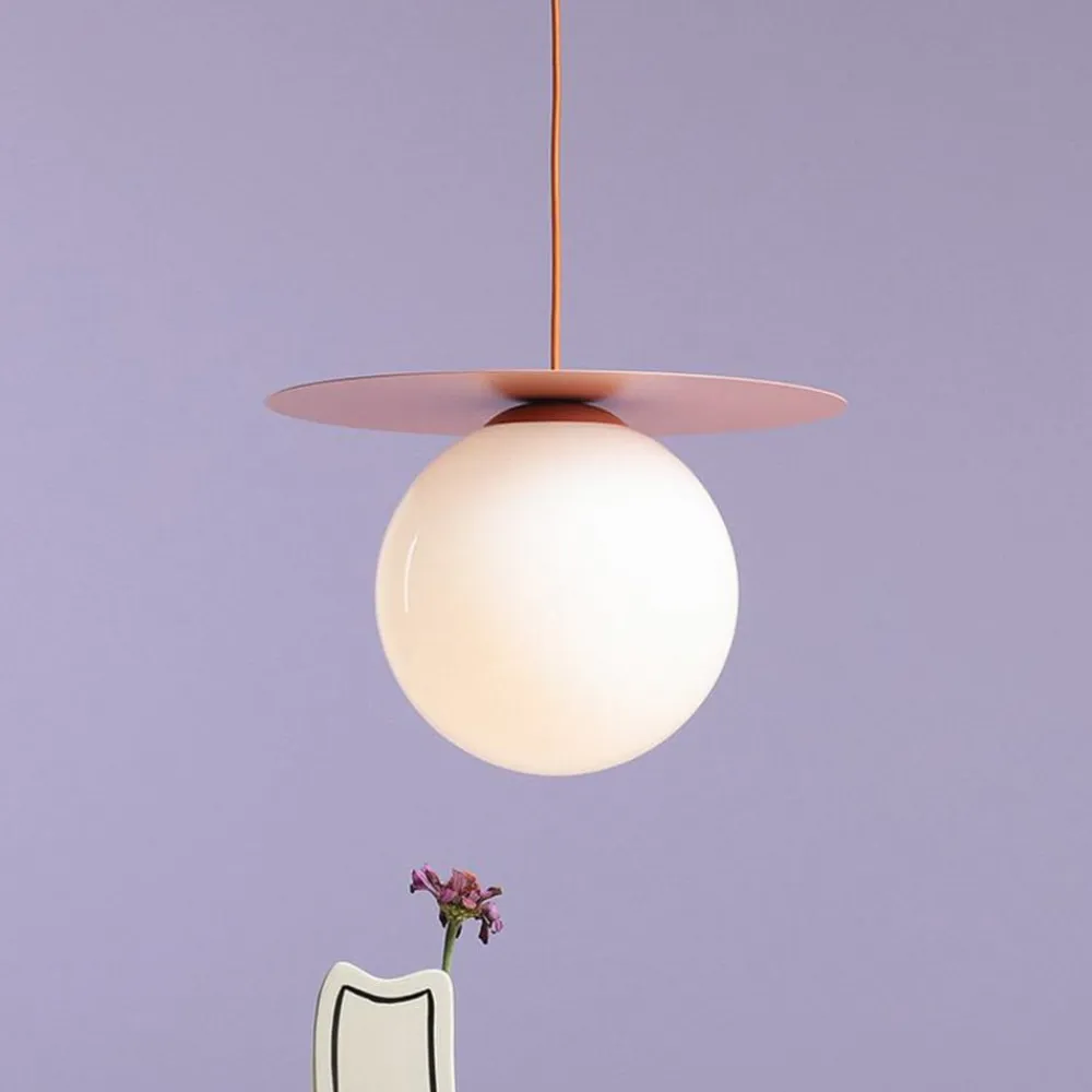 ALDEX Hængelampe Loop Coral L, korallrød, glaskugle opal, metal