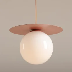 ALDEX Hængelampe Loop Coral L, korallrød, glaskugle opal, metal