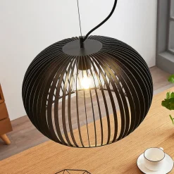 Jusra pendellampe i sort metal, 1 lyskilde.^Lindby Discount