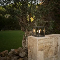 Kubeformet Nala sokkellampe i mørkegrå^FARO BARCELONA New