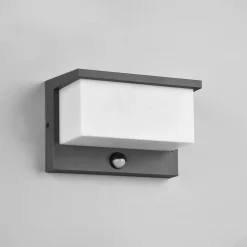 LED udendørs væglampe Nestos, bevægelsessensor, IP54^Trio Lighting Discount