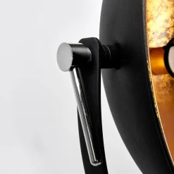 gulvlampe Mineva. sort/guld, metal, højde 180 cm^Lindby Outlet