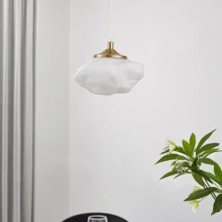 Lindby hængelampe Piatra, opal/messing, glas, Ø 16 cm, G9