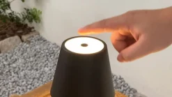 Lindby LED genopladelig bordlampe Janea CUBE, sort, metal