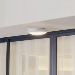 Lindby LED udendørs loftlampe Naira, hvid, sensor, 30 cm, IP65