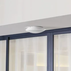 Lindby LED udendørs loftlampe Naira, hvid, sensor, 30 cm, IP65