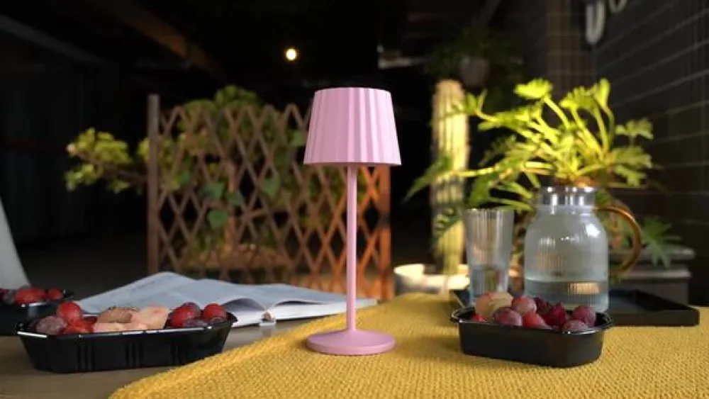 Lindby LED-batteridrevet bordlampe Esali, pink, metal, IP54