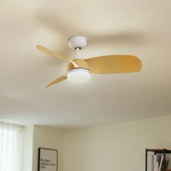 Lindby LED-loftventilator Enon, hvid/træfarvet, DC, støjsvag