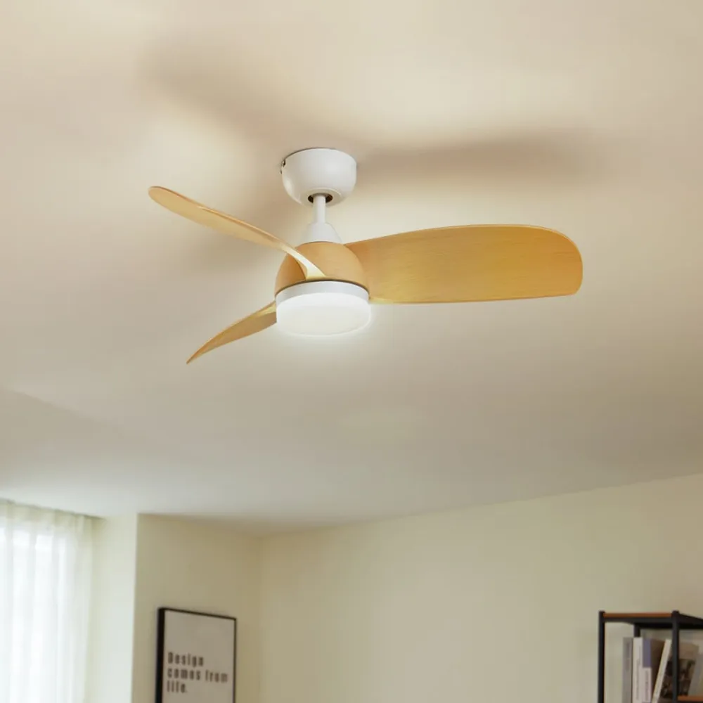 Lindby LED-loftventilator Enon, hvid/træfarvet, DC, støjsvag