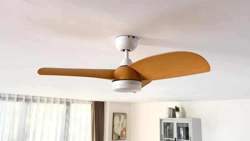 Lindby LED-loftventilator Enon, hvid/træfarvet, DC, støjsvag