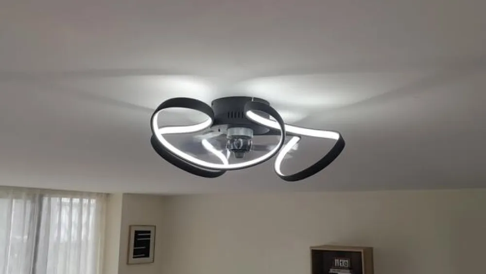 Lindby Loftventilatorer>LED-loftventilator Lomata, sort, støjsvag, Ø 23 cm