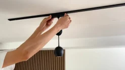 Lindby LED-pendellampe Lumaro, sort,Ø6,2 cm,48V,dæmpbar