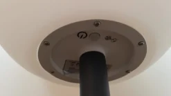 LED-solcellelampe Lago, Ø 30 cm, kugle, jordspyd, hvid^Lindby Discount