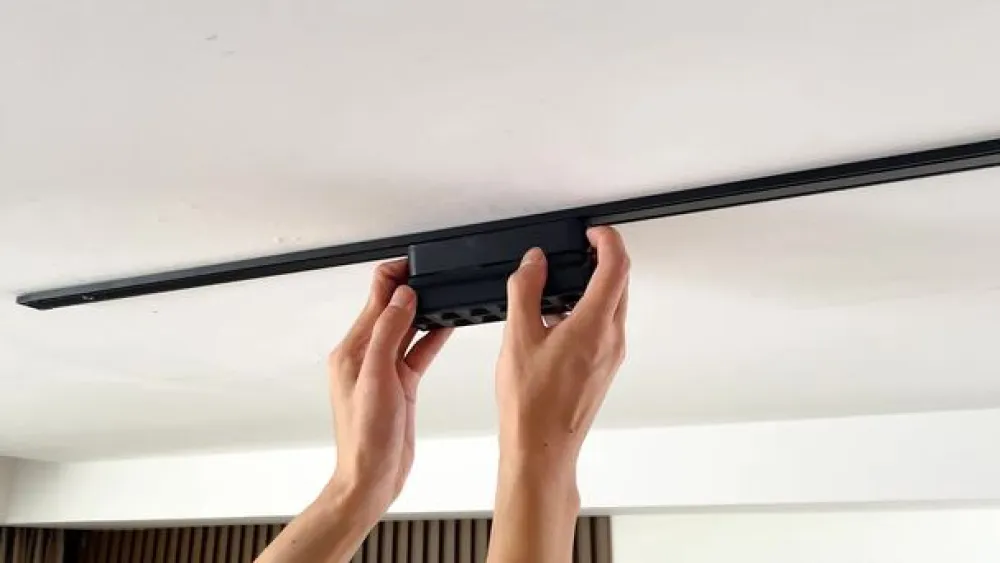 Lindby Skinnesystem>LED-strip 48 V Lumaro, sort, 12 punkter, dæmpbar