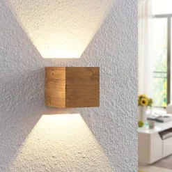 LED-væglampe Benicio, 11 cm, kantet, træ^Lindby Sale