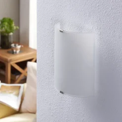 Lindby LED-væglampe Helmi, højde 21 cm, glas, halvcirkelformet