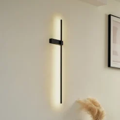 Lindby LED-væglampe Natsumi, sort, aluminium, 90 cm