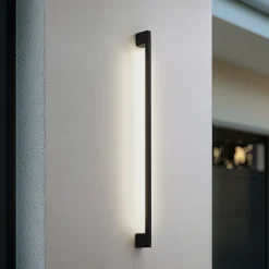 Lindby LED-væglampe Neano, 120 cm, sort, metal, IP54